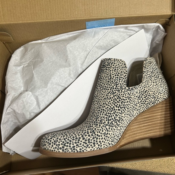 TomsWomen'sKallie Ankle Wedge Boots Size 8.5M Macadamia Mini Cheetah Suede - Picture 4 of 5